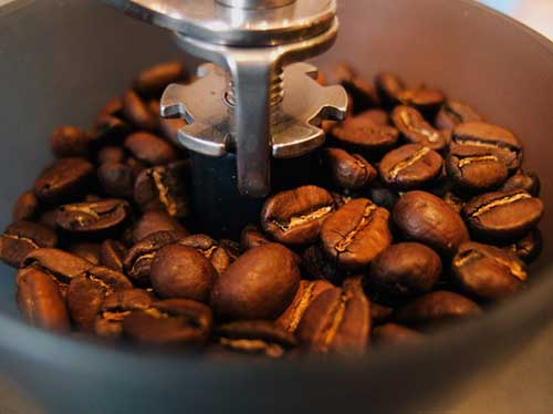 automatic-vs-semi-automatic-espresso-machine-grinding-Consumer-Files